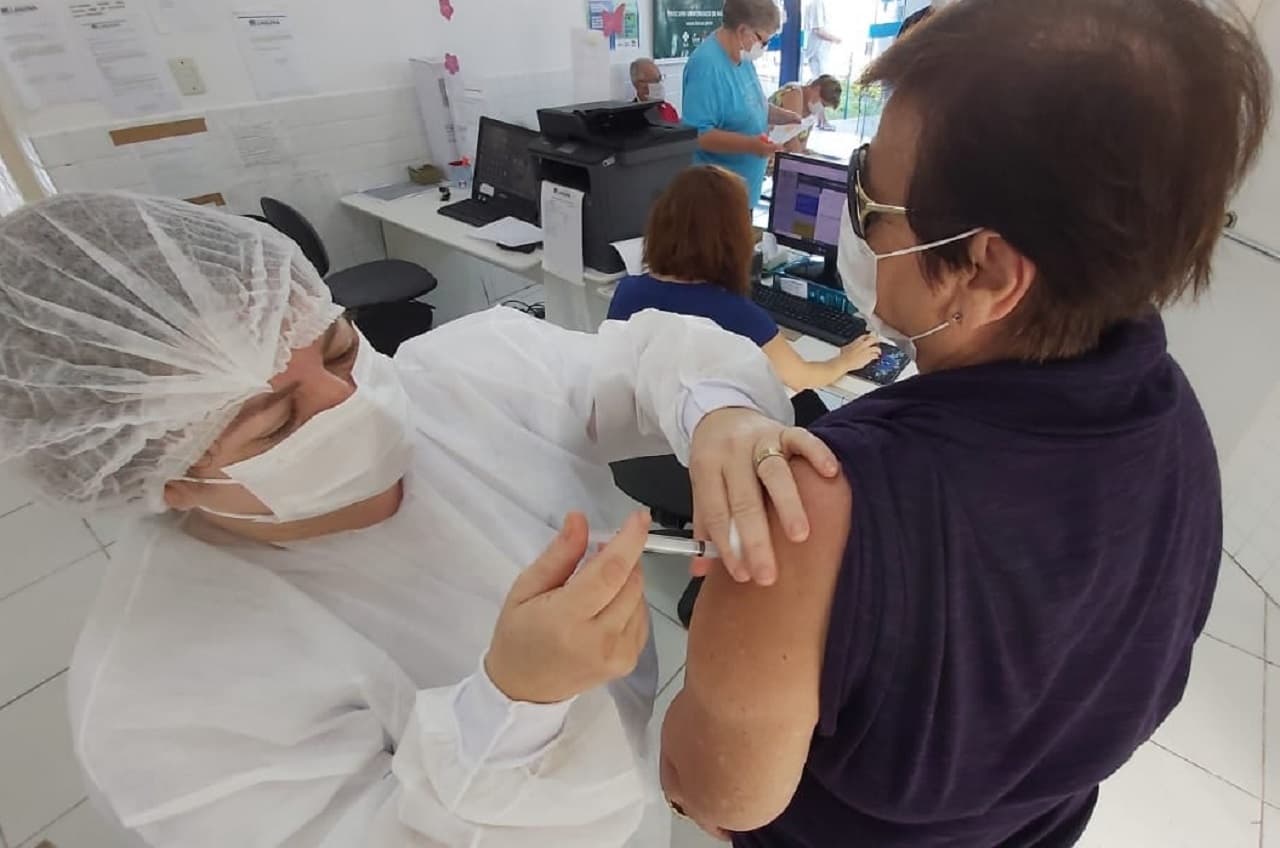 Idosos com 65 anos ou mais são vacinados nesta quarta-feira em Laguna