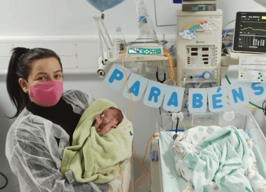 Bebê nascido durante internação da mãe por Covid recebe alta da UTI