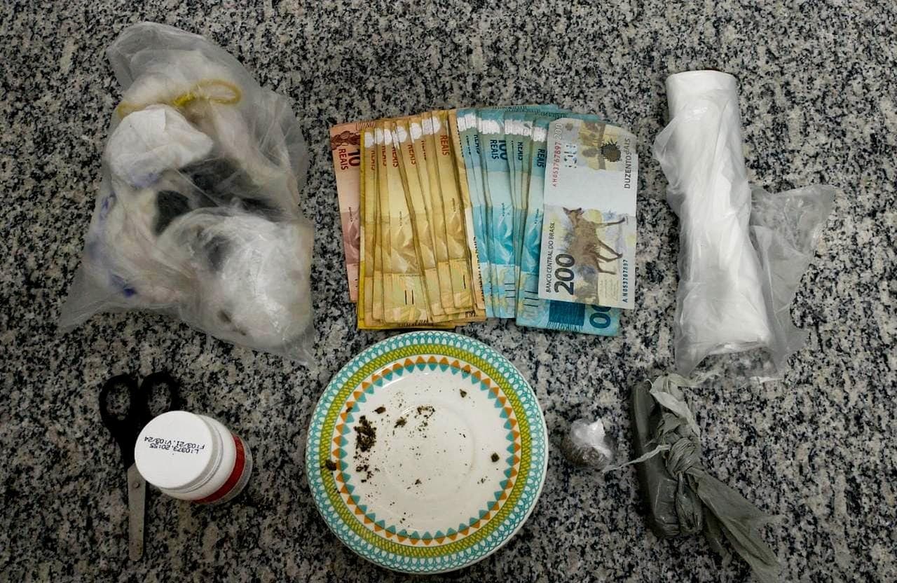 Polícia Militar encontra maconha e dinheiro em imóveis do bairro Morrotes