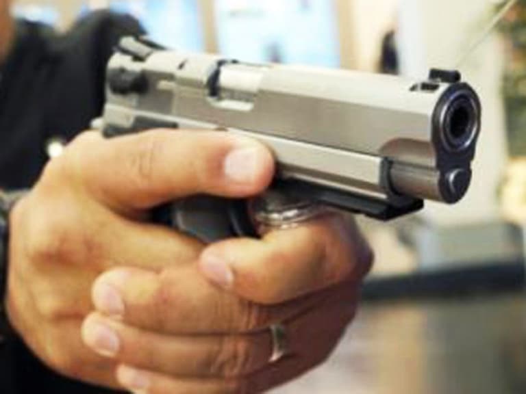 Ladrão armado com pistola assalta farmácia e foge de moto