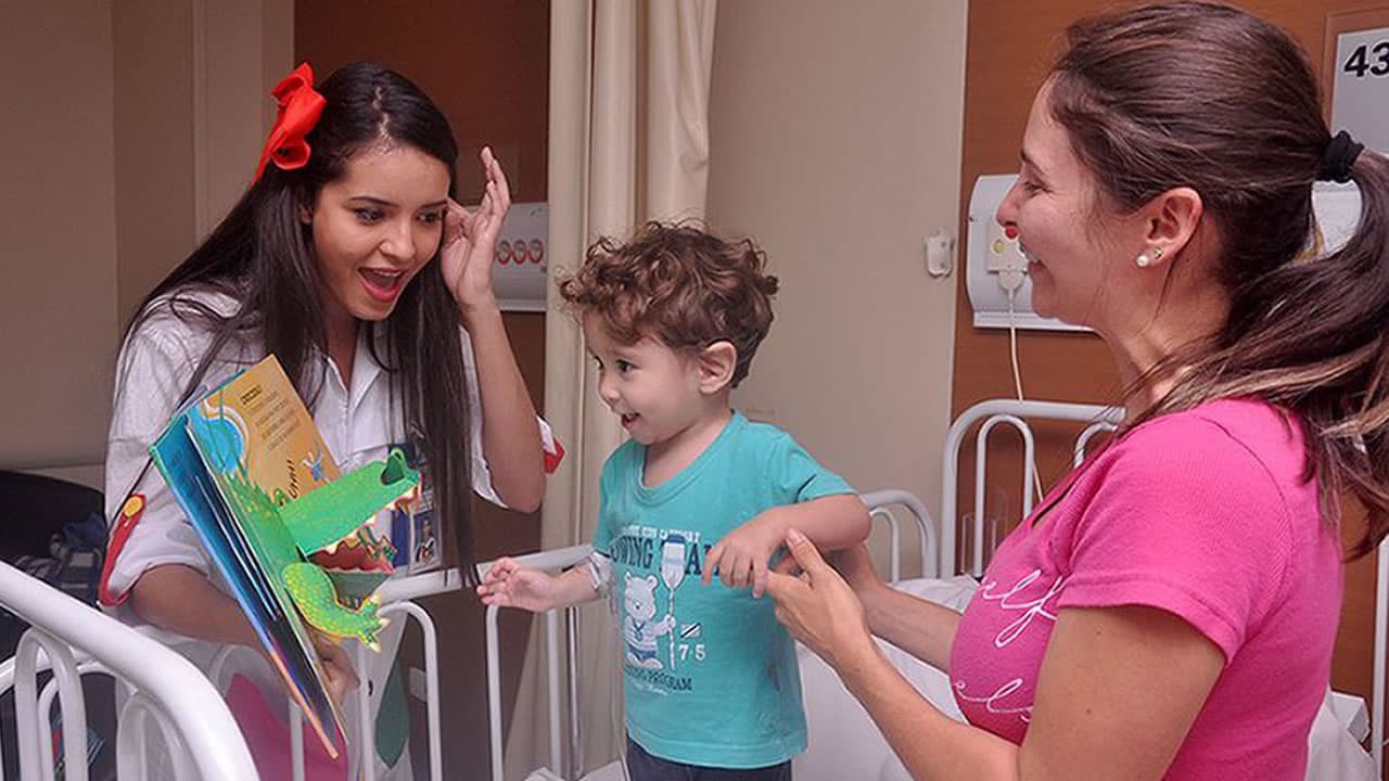 Estudo mostra benefícios de contar histórias para crianças