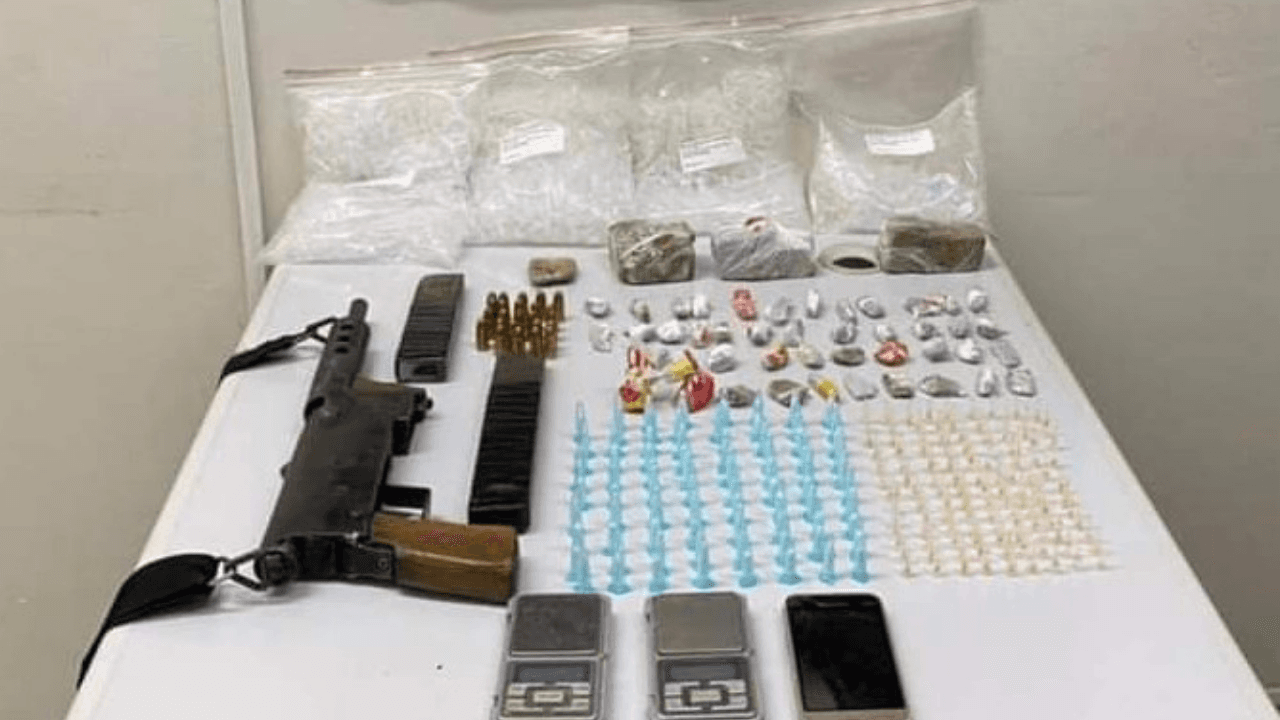 Submetralhadora e munições são encontradas em mochila de traficante