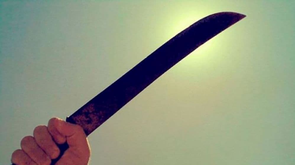 Posto de combustíveis é assaltado por bandido com facão enferrujado