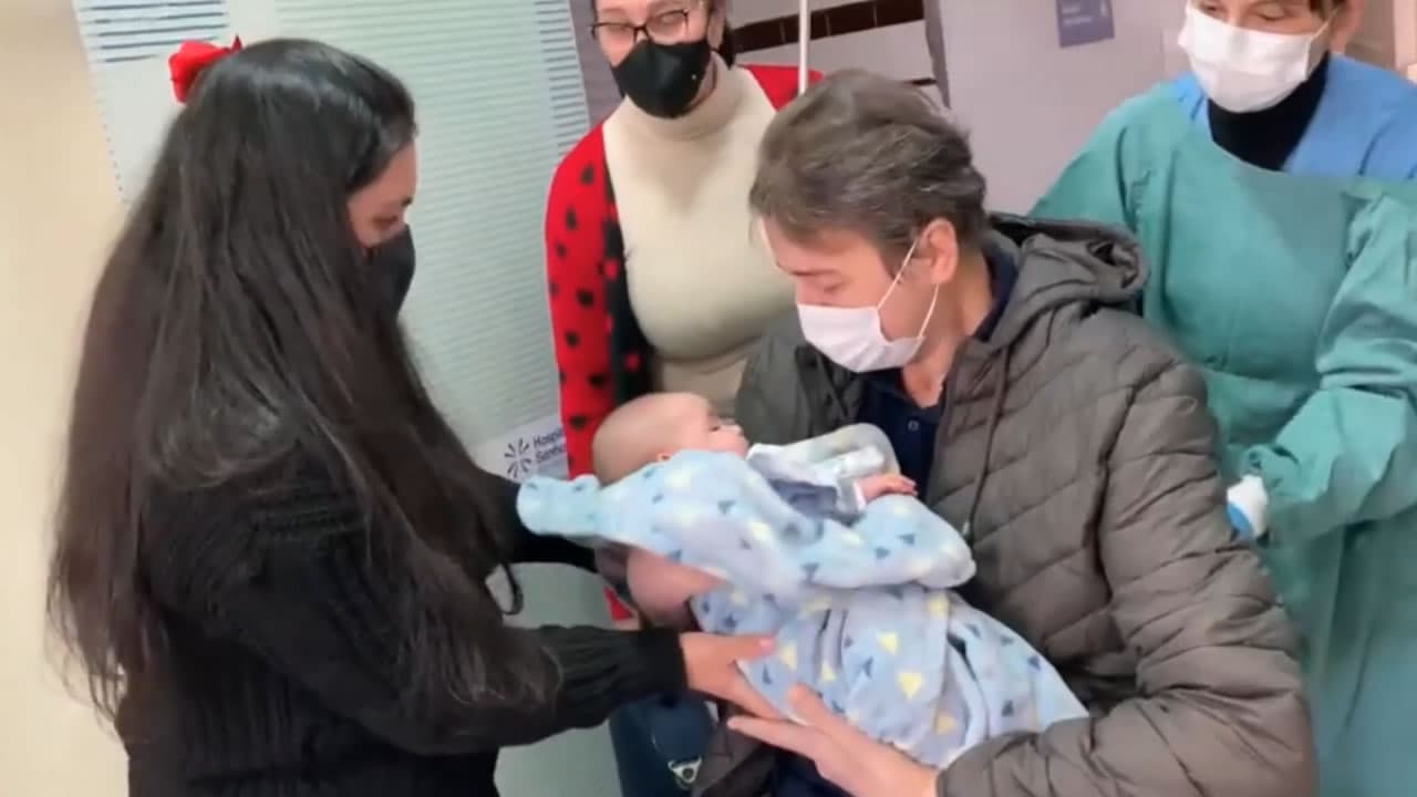 Pai conhece o filho após vencer a Covid-19