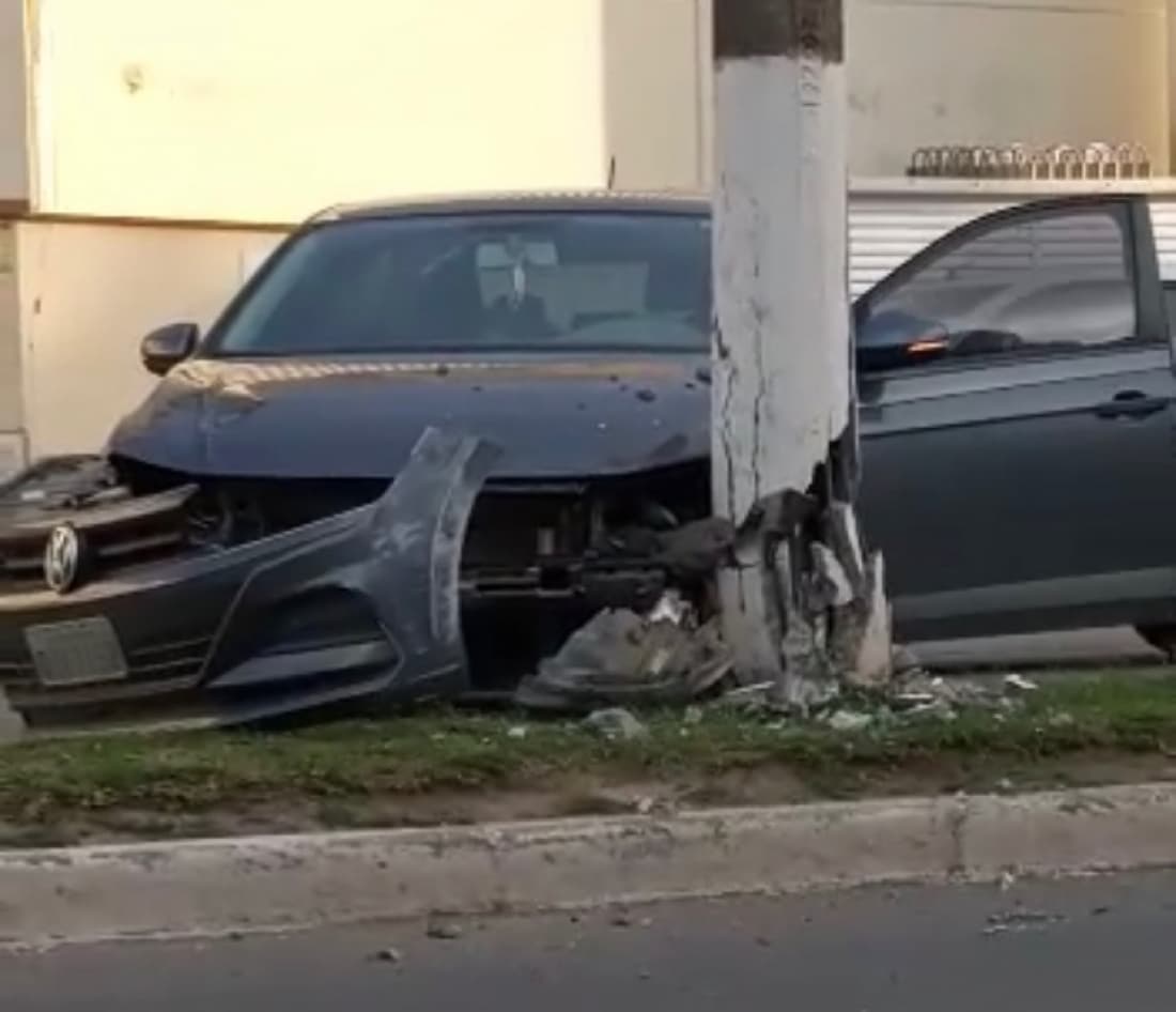 Carro bate contra poste na principal avenida de Tubarão