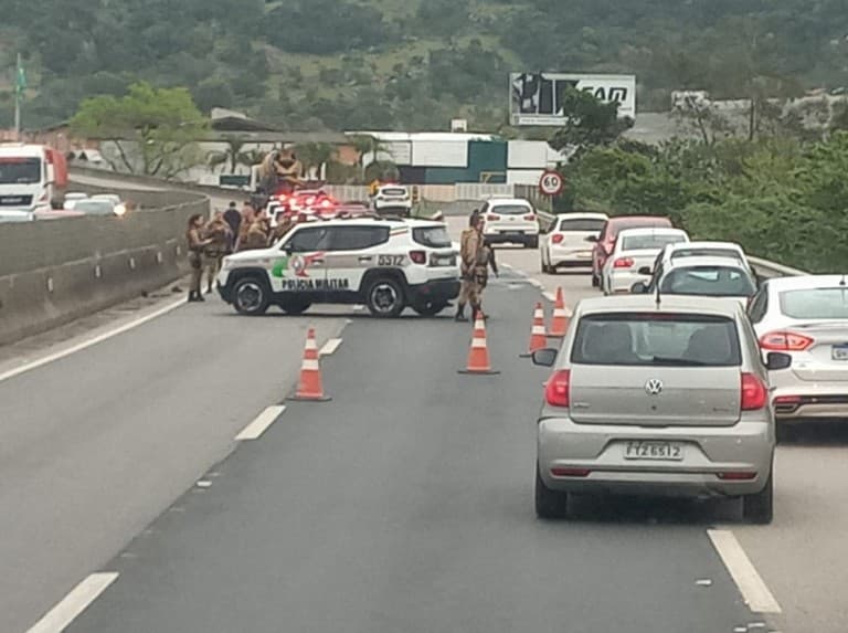 Homem é preso após furtar táxi e fugir pela BR-101