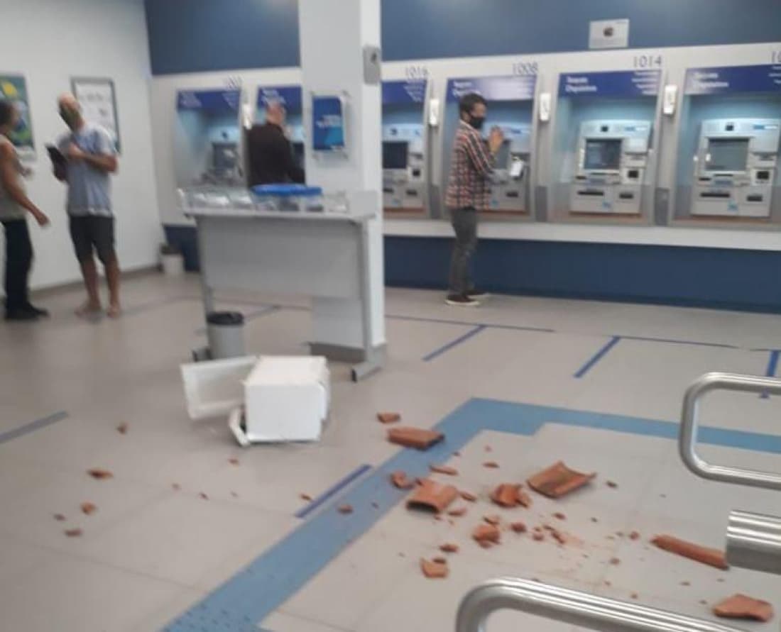 Entulhos são atirados dentro de agência bancária