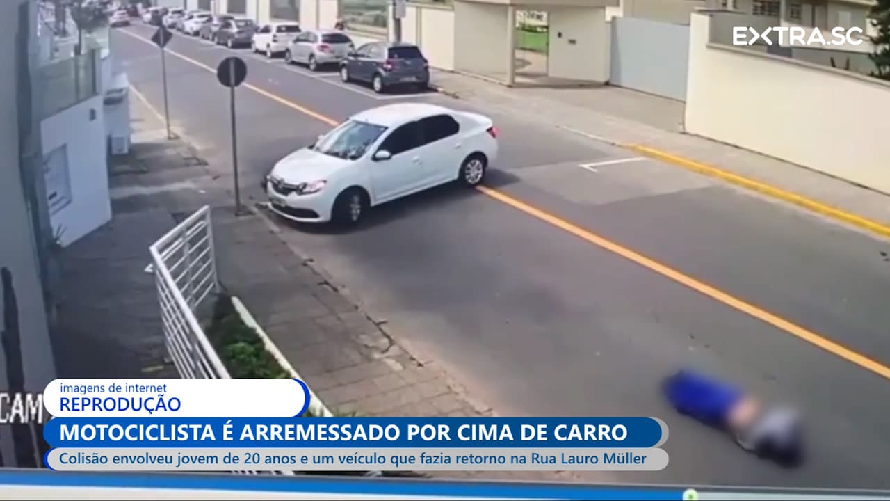 Motociclista é arremessado por cima de carro após colisão