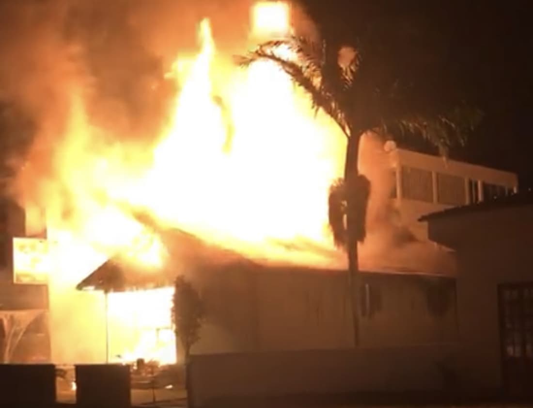 Casa é destruída por incêndio; fogo teria começado com xepa de cigarro