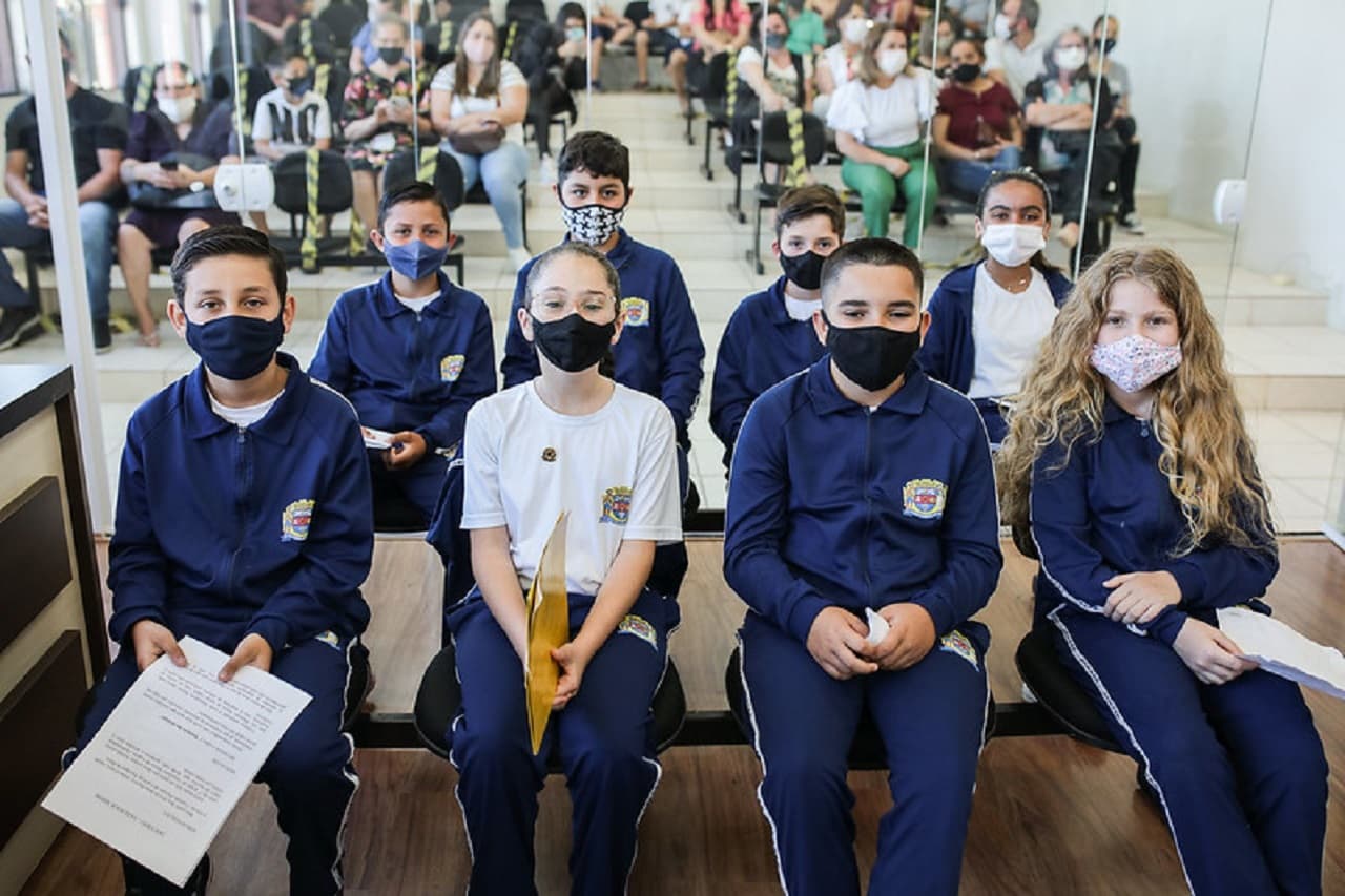 Vereadores mirins tomam posse na Câmara de Laguna