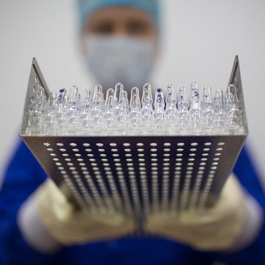 AstraZeneca anuncia que coquetel contra a Covid-19 reduz casos graves e mortes