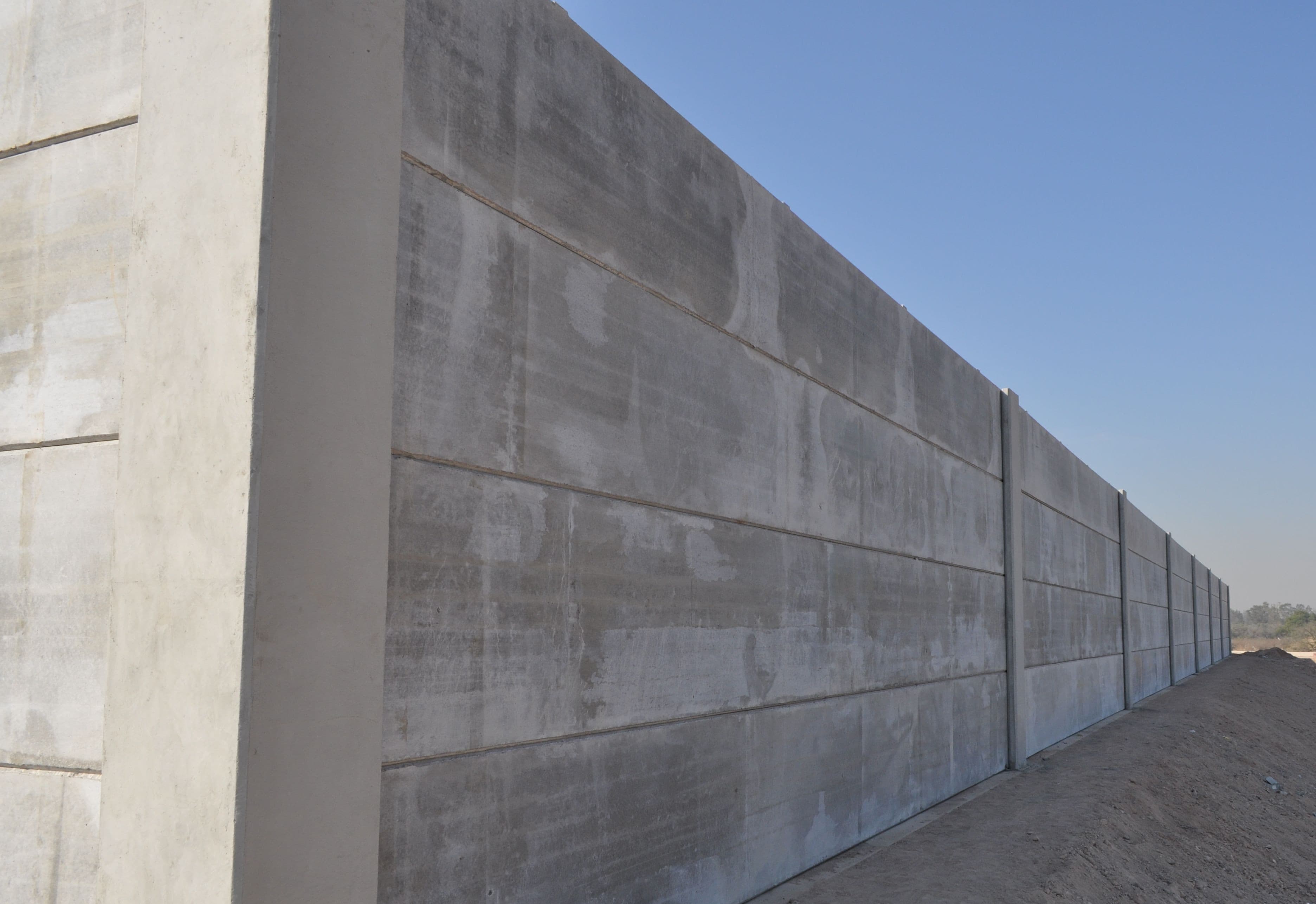 Ladrão escala muro de cinco metros para furtar fios de empresa