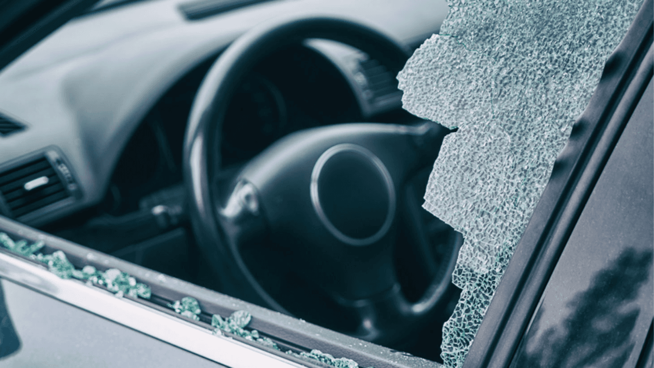 Ladrão quebra vidro de carro para furtar bolsa