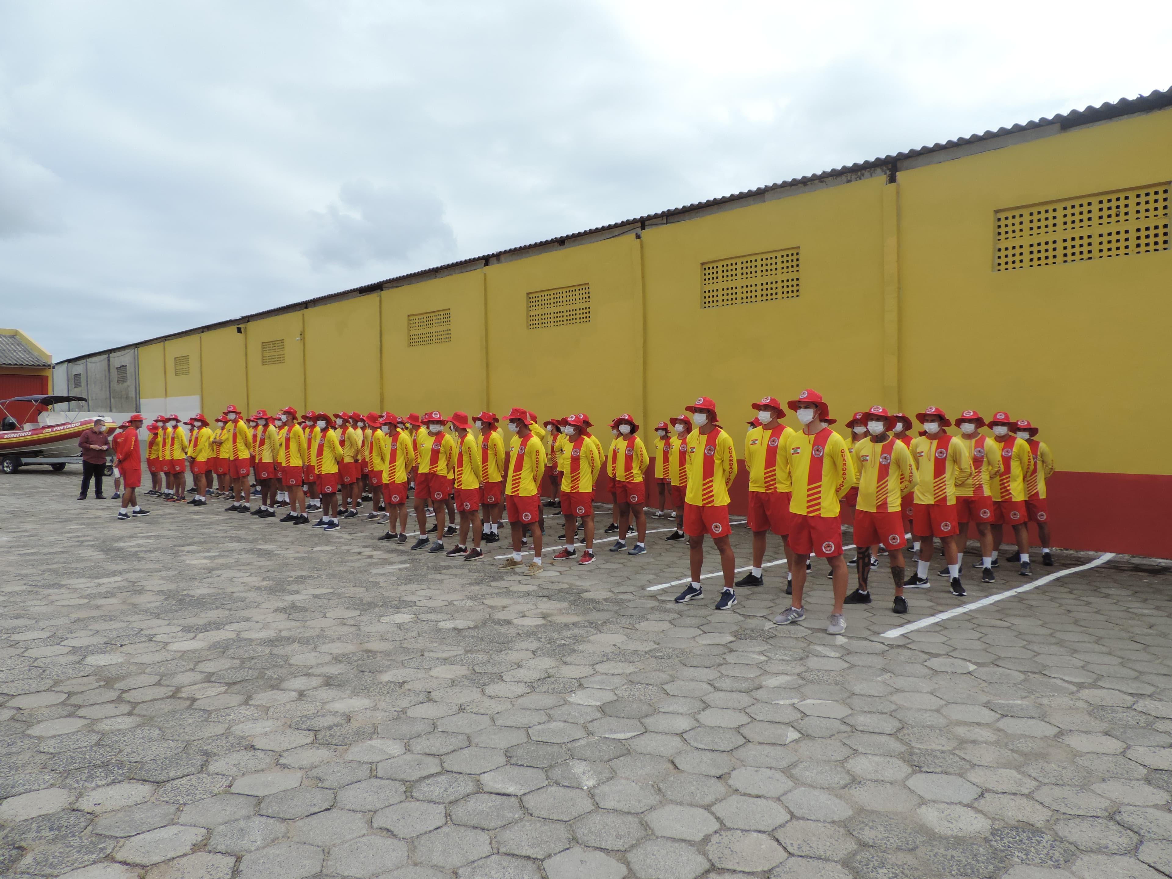 Operação Veraneio inicia com 111 guarda-vidas na região