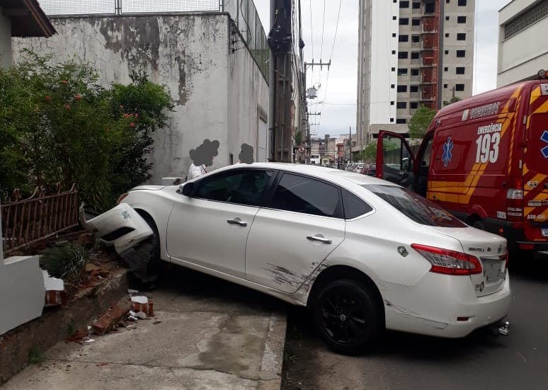 Carro invade calçada, bate muro e criança é levada ao hospital