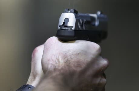 Dono de bar atira próximo a mesa de clientes