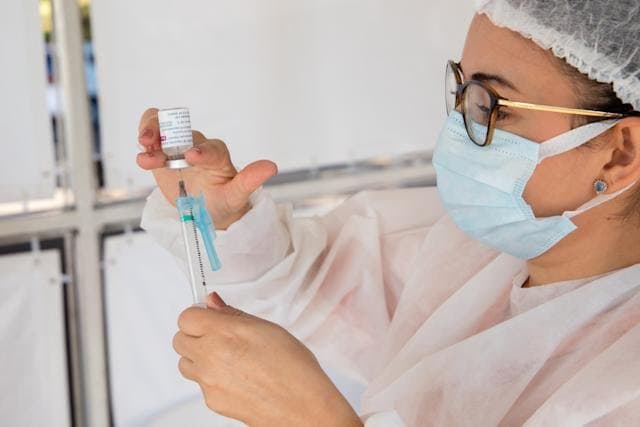 Anvisa aprova uso da CoronaVac para crianças e adolescentes entre 6 e 17 anos