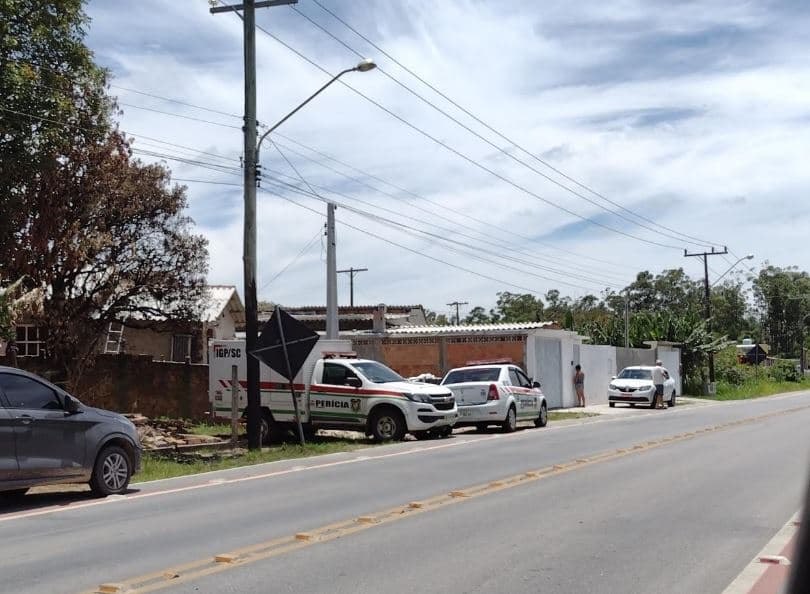 Mulher é assassinada enforcada com fio de telefone