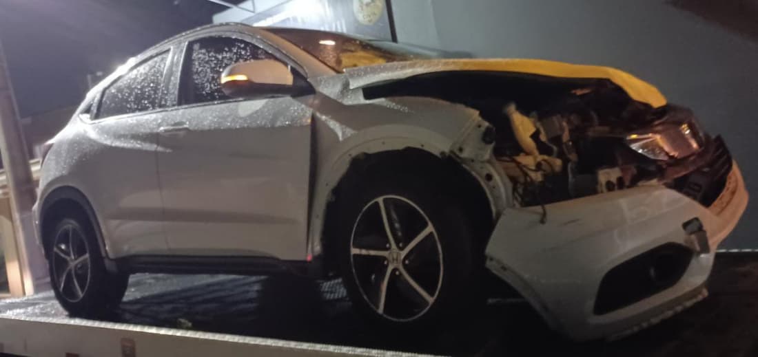 Quatro assaltantes invadem casa, fazem reféns e provocam acidente na fuga