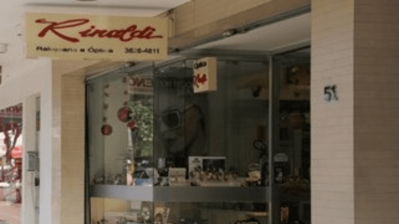 Bandidos fazem buraco na parede para invadir relojoaria e arrombam cofre