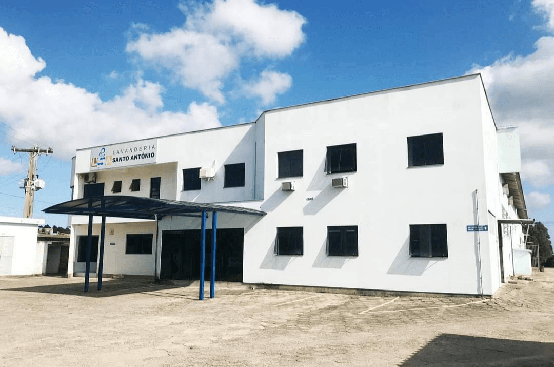 Cofre e carro de lavanderia são furtados após arrombamento