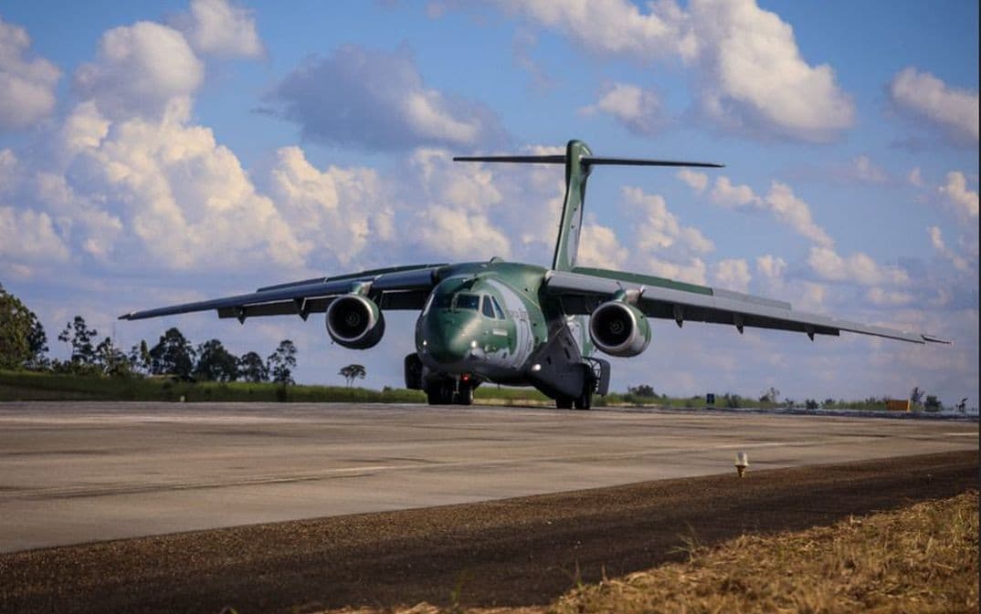 Avião da FAB de resgate a brasileiros que deixaram a Ucrânia decola nesta segunda-feira (7)