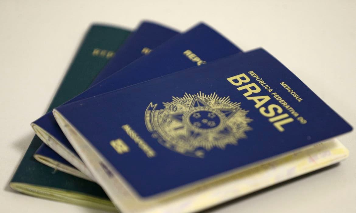 Por falta de recursos, PF suspende emissão de passaportes