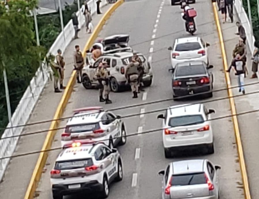 Assalto a lojas no Centro de Tubarão mobiliza várias guarnições da PM