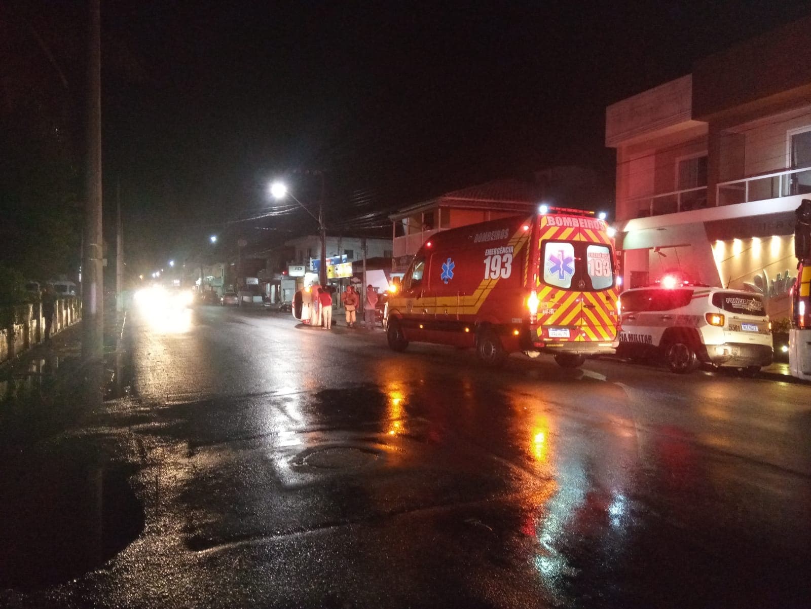 Jovem perde controle da direção e bate em carro parado