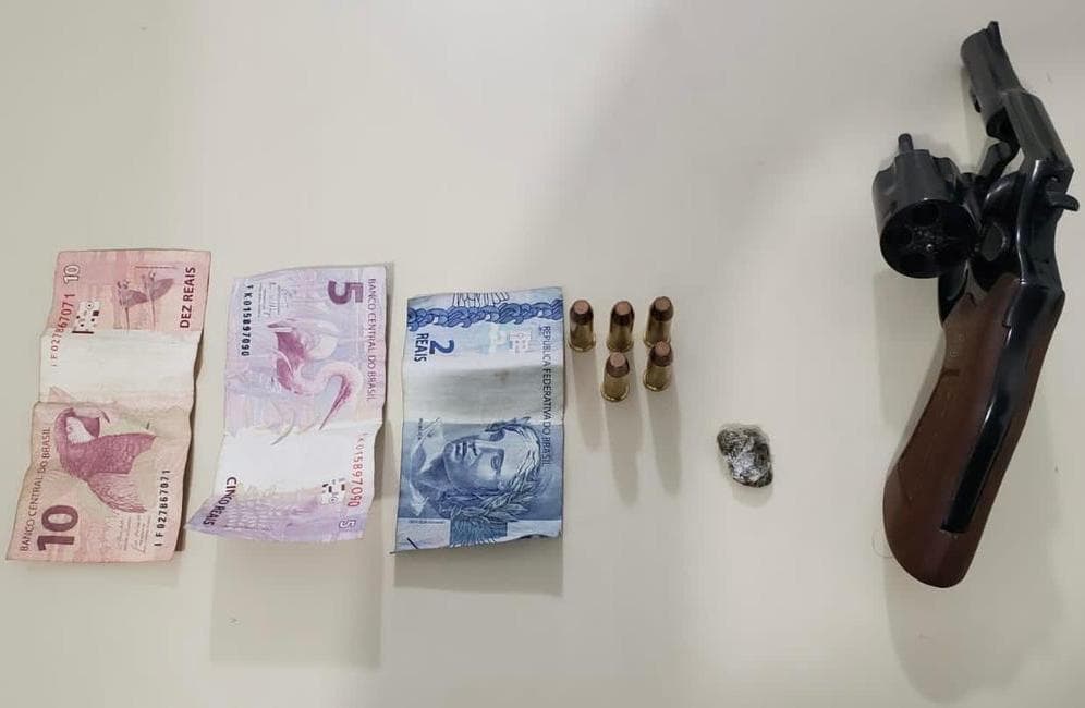 Homens tentam invadir casa, não conseguem e voltam mesmo com a PM presente