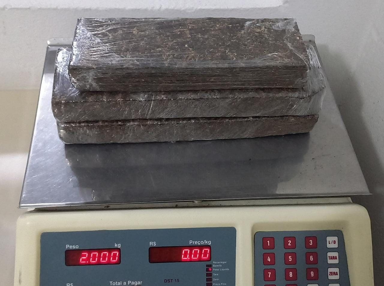 Adolescente é apreendido com dois quilos de maconha