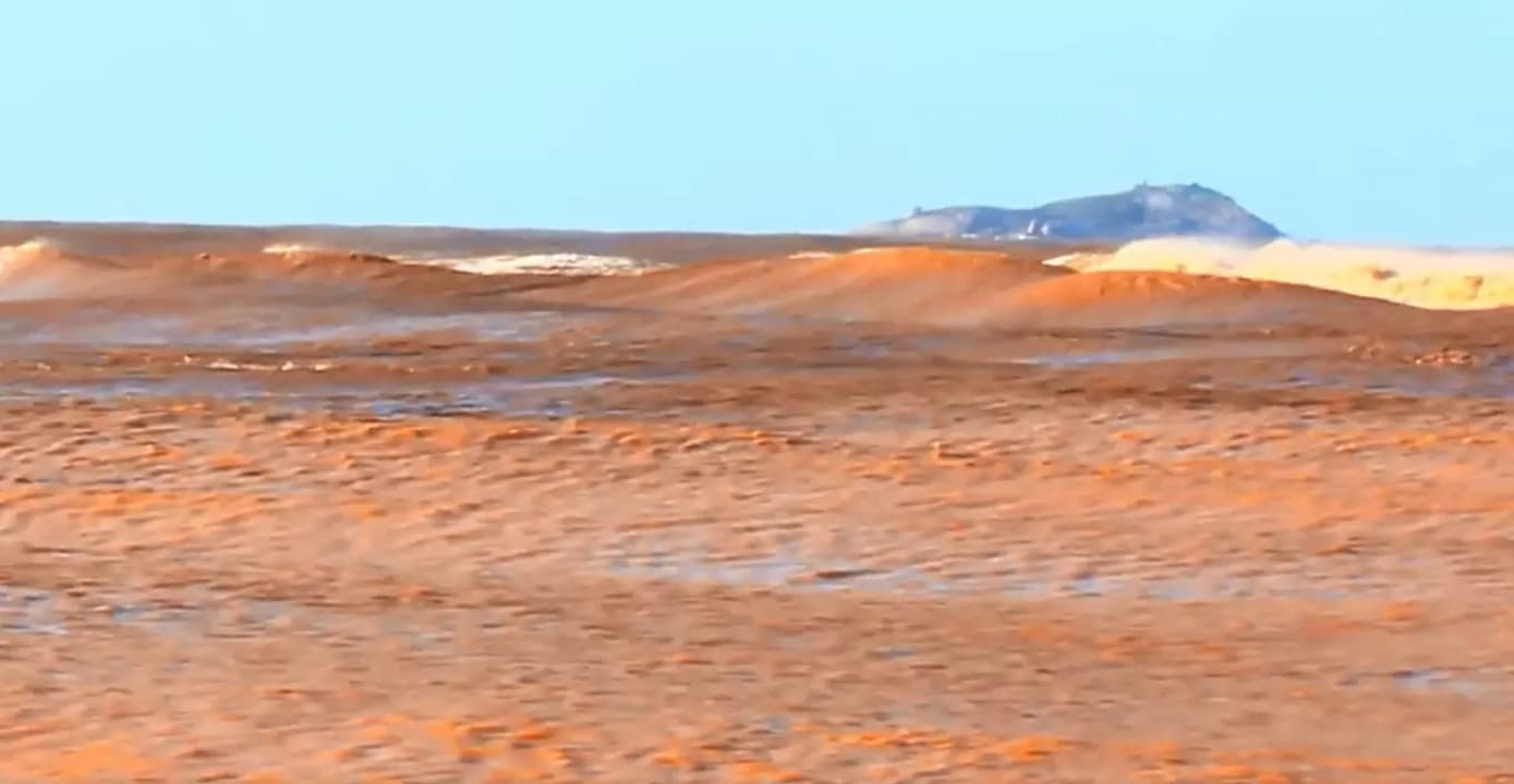 Água do Canal da Barra aparece com coloração estranha e moradores se assustam