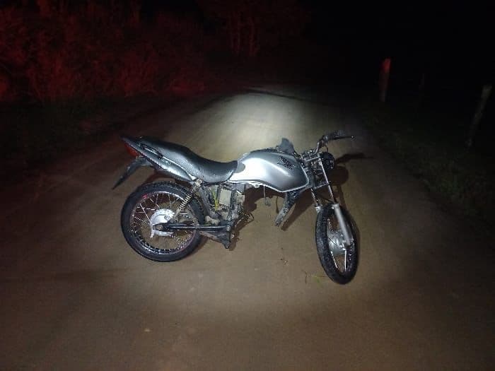 Moto furtada é encontrada no meio do mato