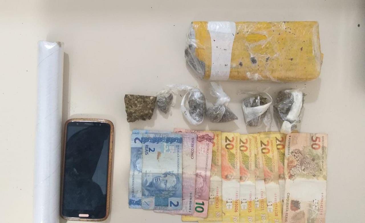 Casal é flagrado com mais de meio quilo de maconha