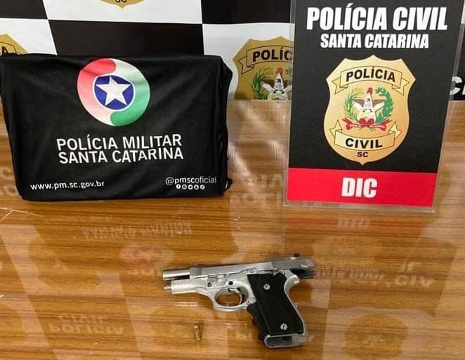 Homem com mandado de prisão é flagrado tentando se livrar de arma