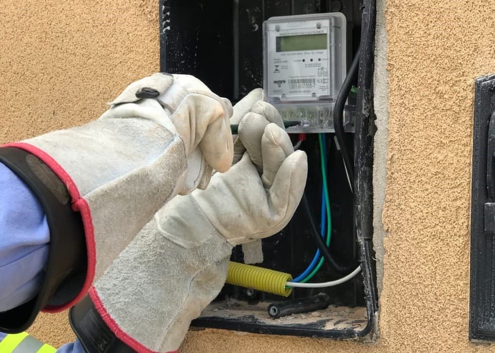 Mulher é presa por "gato" no medidor de energia elétrica