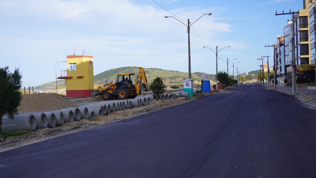 Novo trecho da beira-mar de Laguna começa a receber asfalto