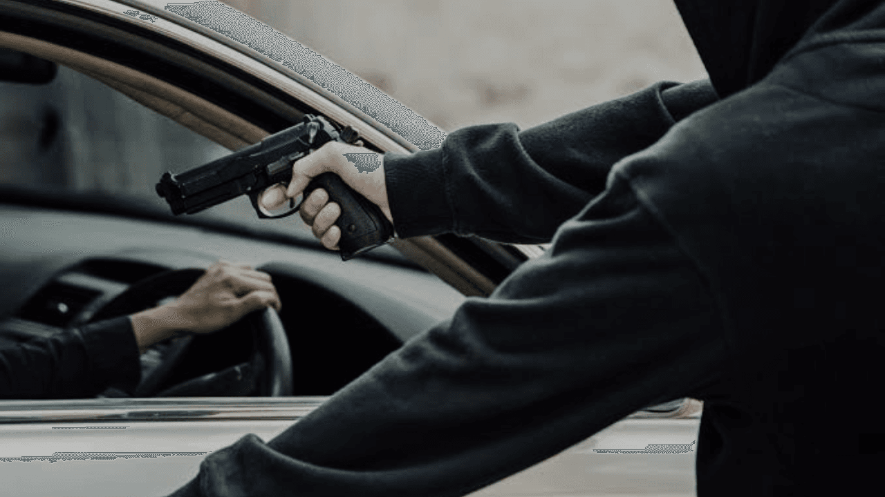 Mulher é assaltada por dois criminosos armados assim que sai do trabalho