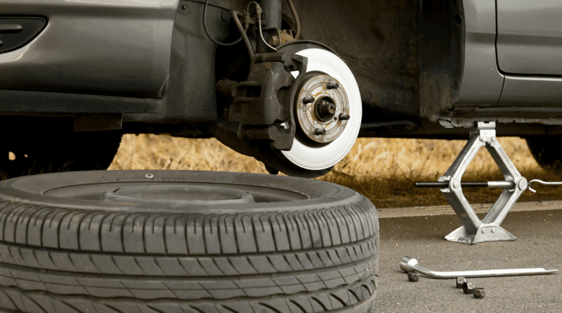 Carro estacionado tem os quatro pneus furtados