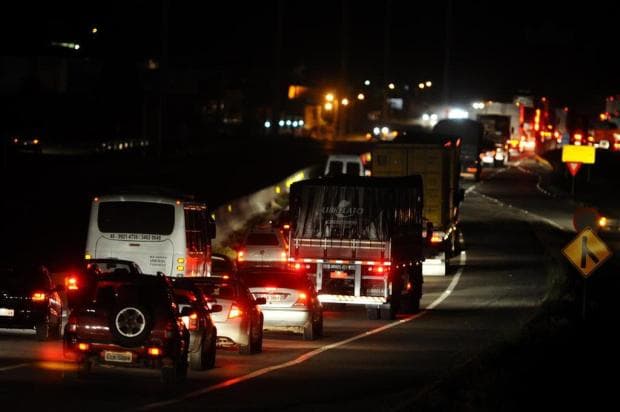 Motoristas reclamam de filas próximas a ponte Anita Garibaldi