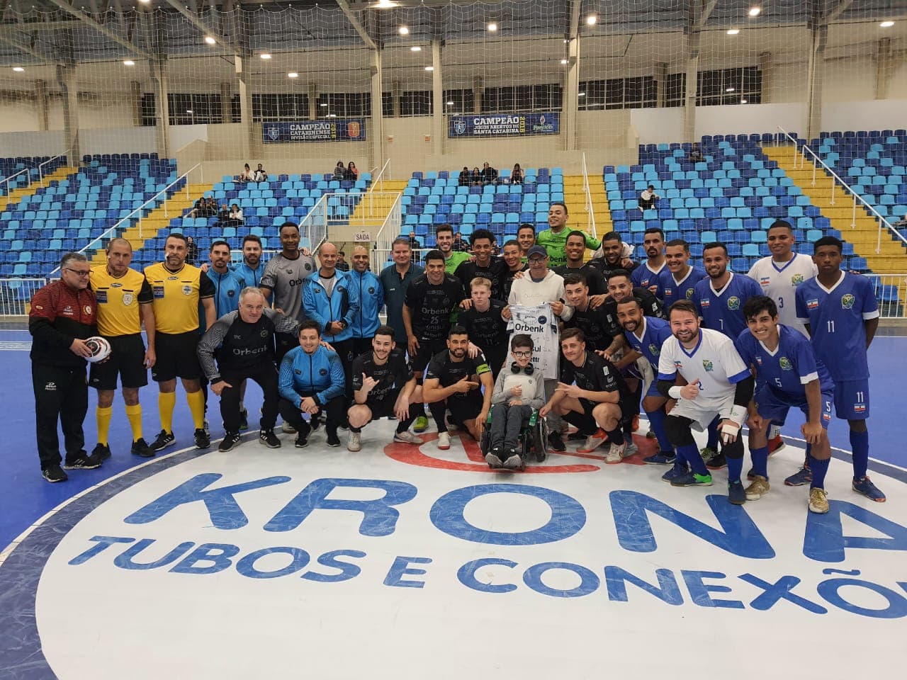 Torcedor-símbolo do Tubarão Futsal recebe camisa autografada dos jogadores