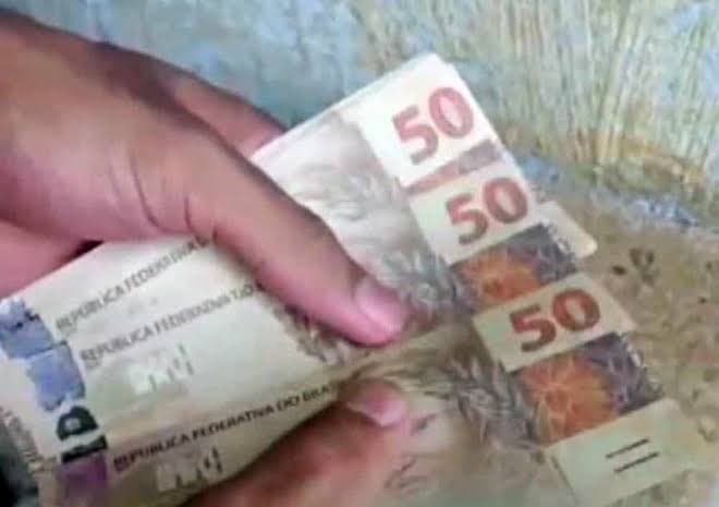 Mulher abastece carro e paga com notas de dinheiro falsas