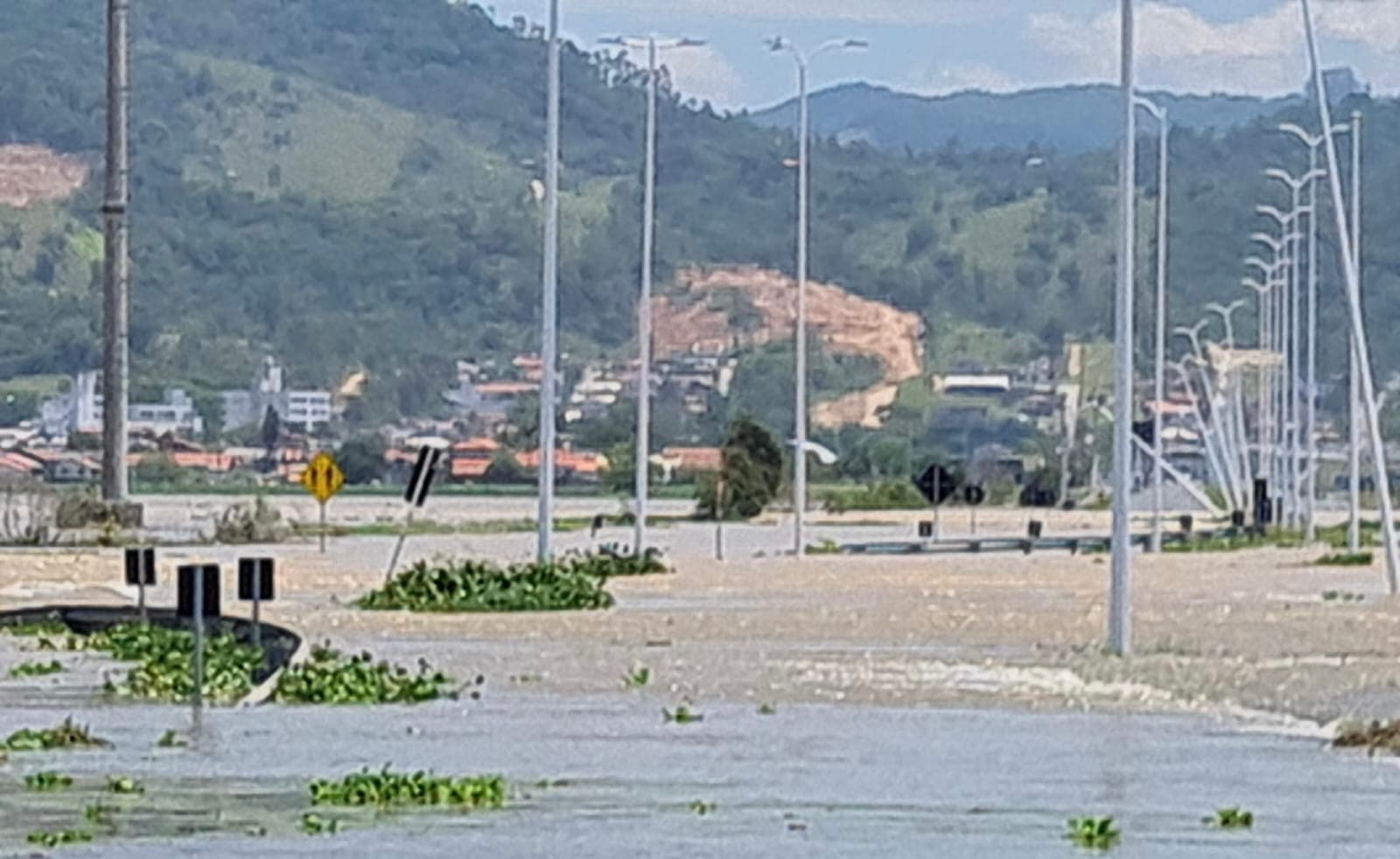Mais de seis mil unidades continuam sem energia elétrica em Santa Catarina