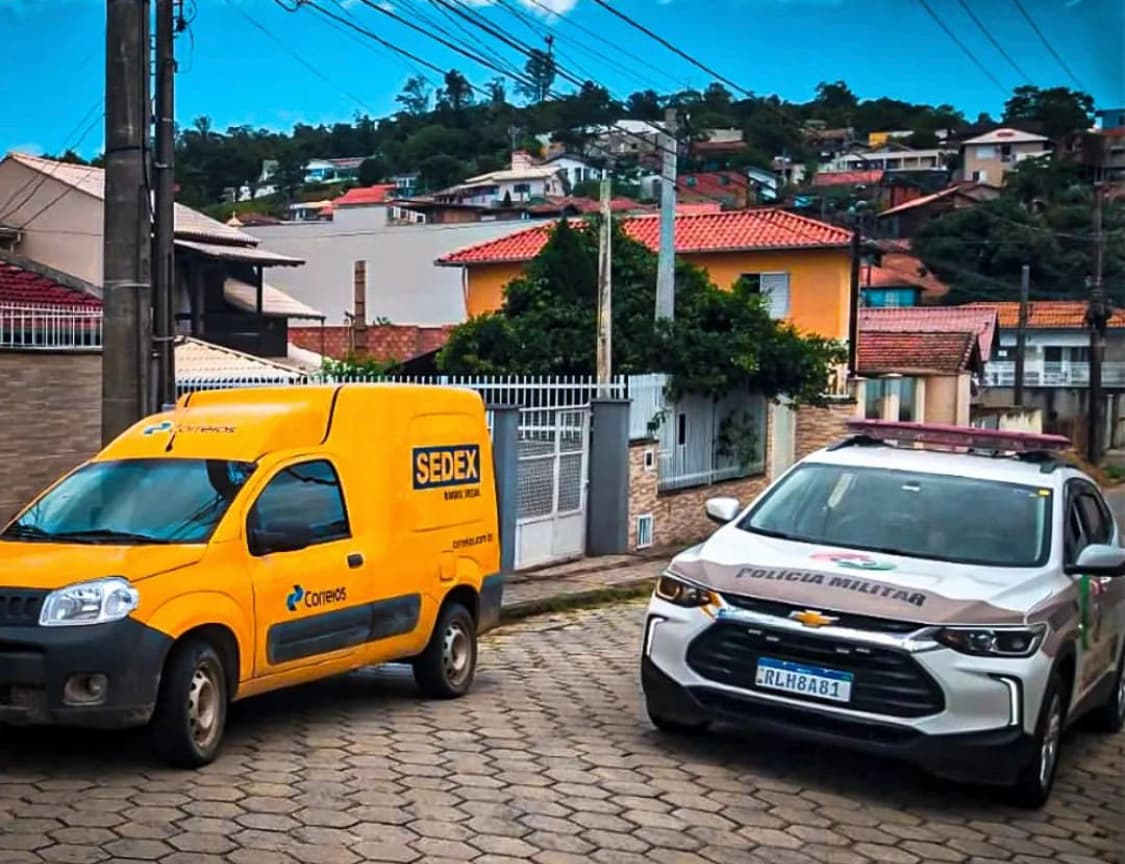 Mulher rouba carro dos Correios e é presa em seguida