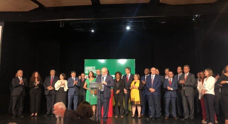 Lula anuncia mais 16 ministros da futura gestão