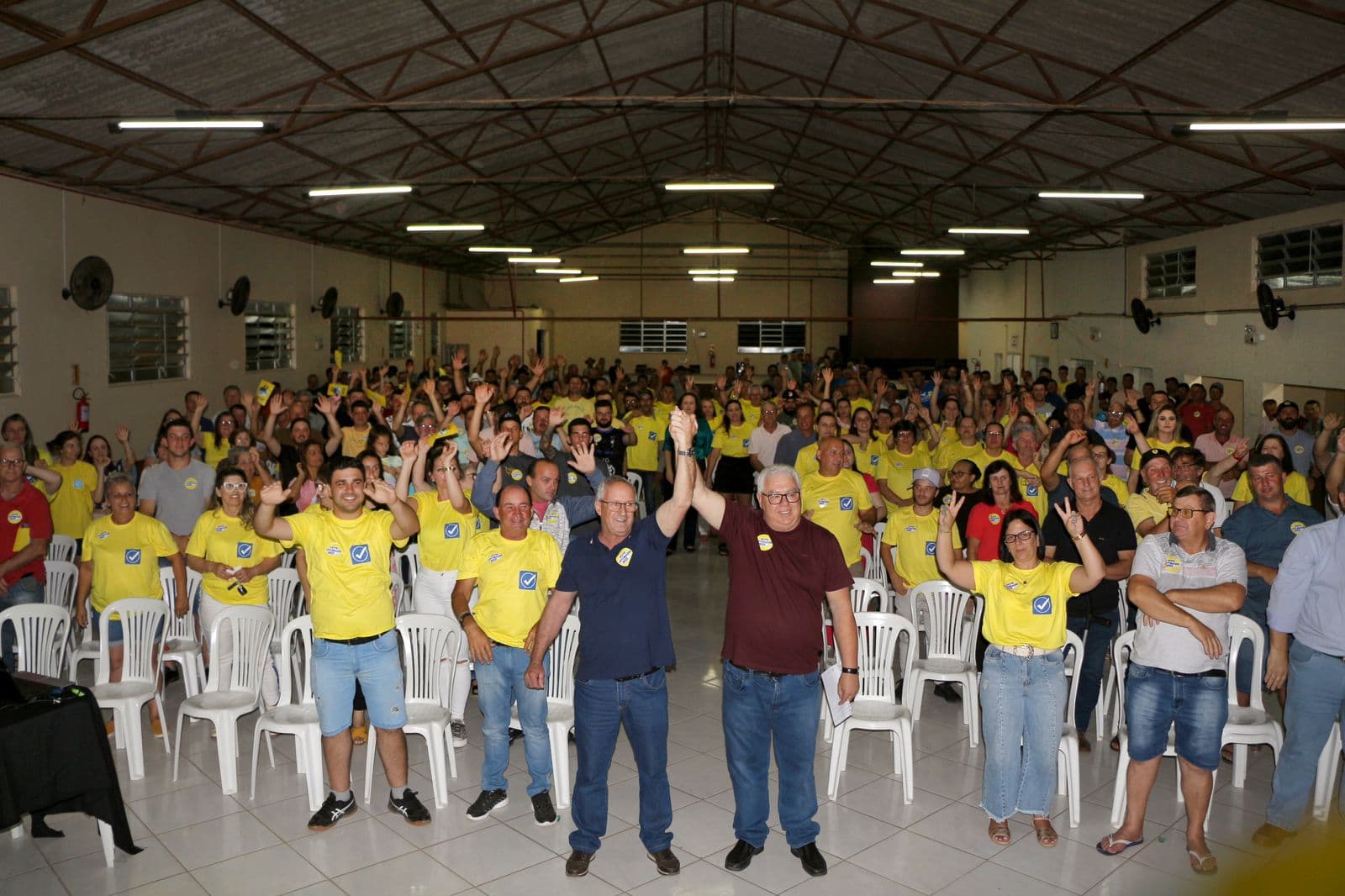 Vitorassi reúne centenas de pessoas em apoio à reeleição para a Coorsel