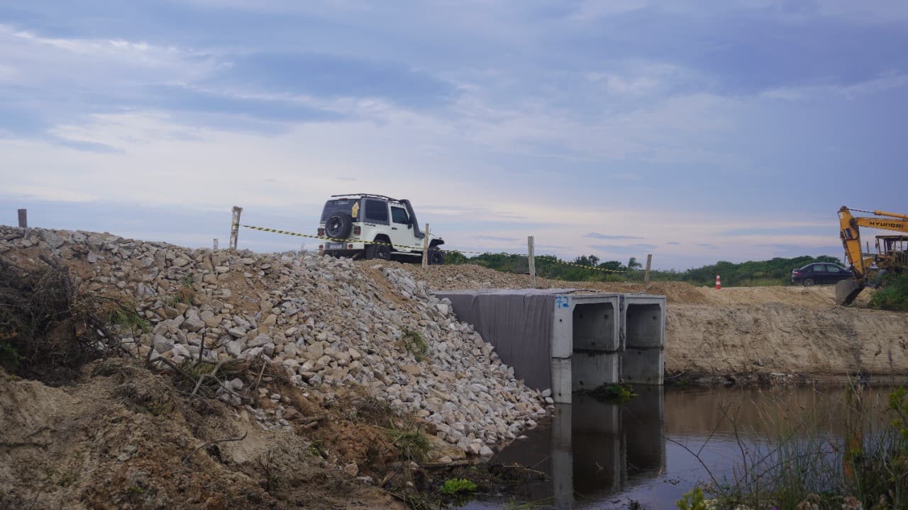 Tráfego de veículos entre praias do Sol e Gi, em Laguna, é liberado