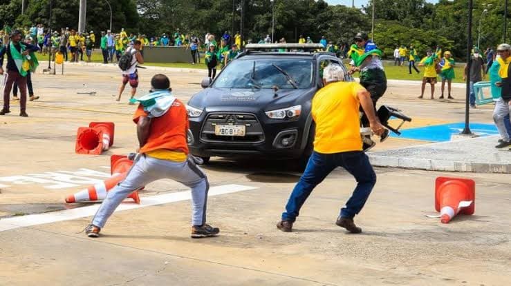 Peritos usam drones, postagens e vestígios de DNA para identificar participantes de atos terroristas