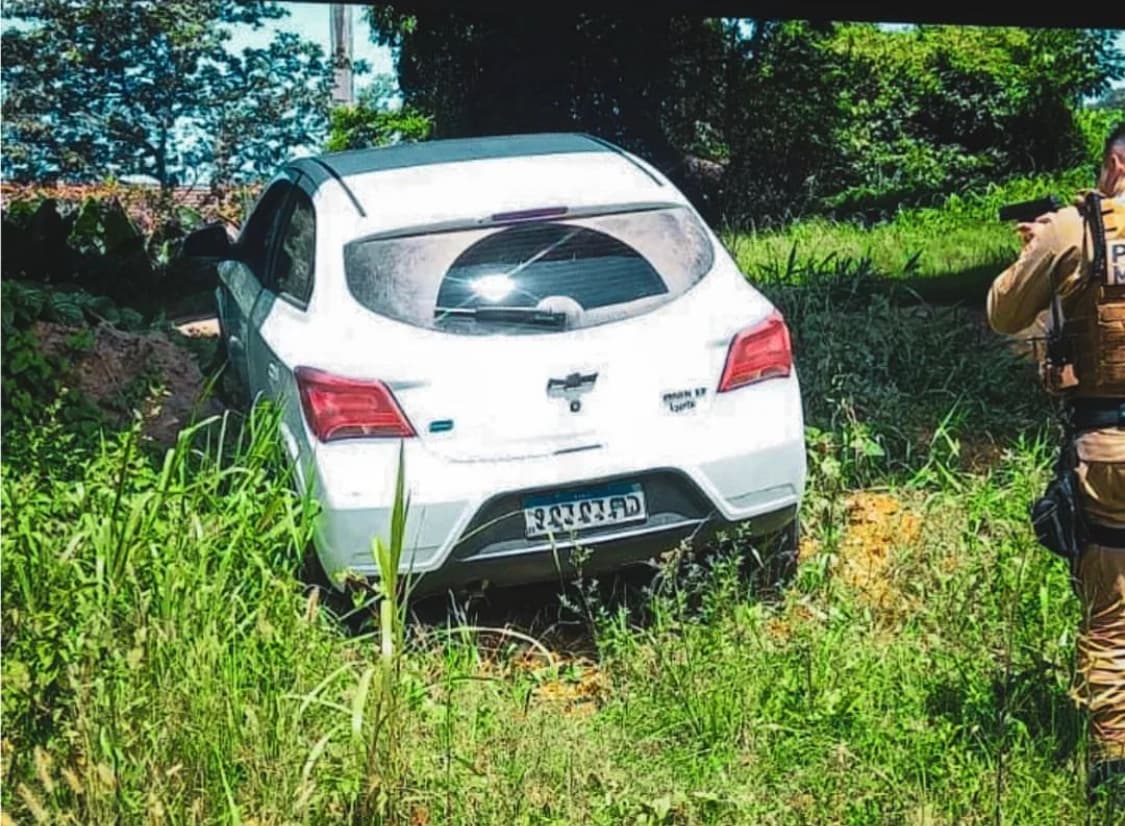 Mulher é ameaçada com arma e trancada durante assalto