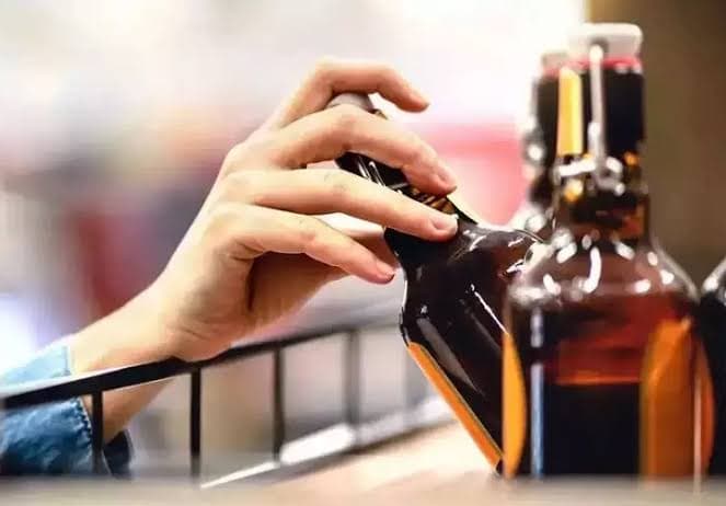 Ladrão ameaça seguranças de morte após tentar furtar uísque e facas em atacado